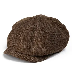Détail d'une casquette gavroche en lin marron montrant la texture tissée et le bouton