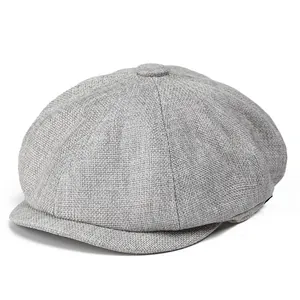 Gros plan sur casquette gavroche grise en lin avec texture tissée et bouton supérieur