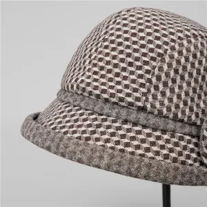 Gros plan sur chapeau cloche en laine avec motif pied-de-poule marron et beige