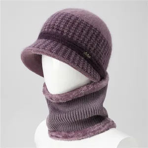 Detalle del conjunto de gorro de invierno y bufanda de felpa morada con forro grueso