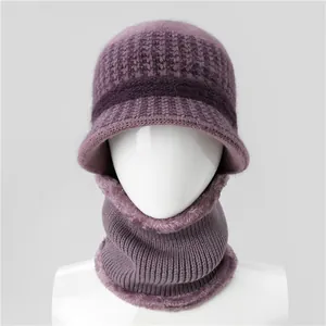 Detalle de conjunto de gorro y bufanda de punto morado con forro polar y textura de pata de gallo