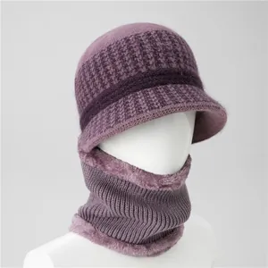 Detalle del conjunto de gorro de punto de conejo morado y bufanda cálida a juego