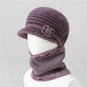 Detalle del conjunto de gorro de punto y calentador de cuello con forro de felpa