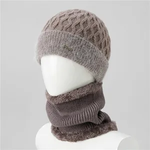 Detalle de conjunto de gorro de punto y bufanda de invierno con rombos y ribete de piel suave