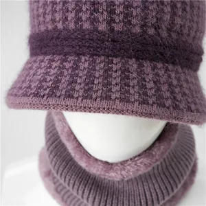Detalle de gorro de punto morado con forro de piel sintética y bufanda a juego
