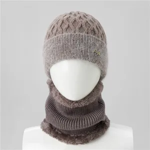 Detalle de conjunto de gorro de punto y bufanda gris púrpura con forro de piel sintética suave