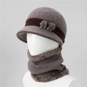 Detalle del conjunto de gorro de punto y calentador de cuello con forro polar térmico