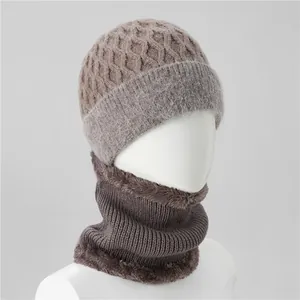 Detalle de gorro de punto de invierno y bufanda con forro polar grueso y ribete de piel sintética