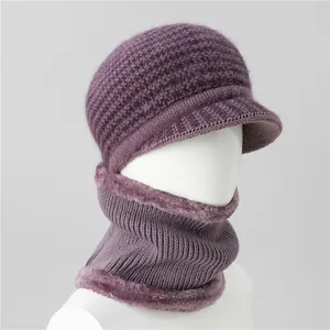 Detalle de gorro de punto morado con estampado de pata de gallo y bufanda térmica a juego