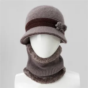 Detalle de conjunto de gorro de punto y bufanda de piel sintética para mujeres mayores