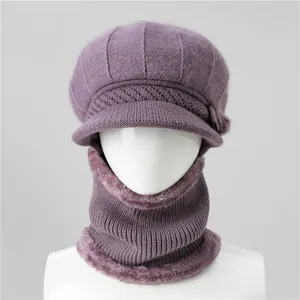 Dettaglio del set cappello in maglia viola per donne anziane con decoro floreale