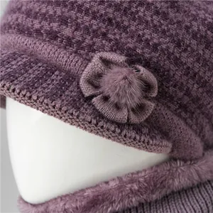 Conjunto de gorro y bufanda de punto violeta con detalle de flor y forro polar