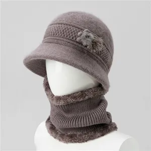 Detalle de conjunto de gorro y bufanda de punto para invierno con flores y forro polar