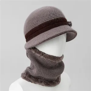 Detalle de sombrero cloché de punto morado y calentador de cuello para mujeres mayores