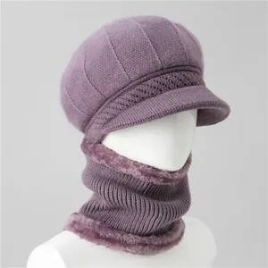 Dettaglio della maglia di un cappello invernale viola e set scaldacollo foderato in peluche