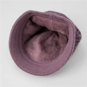 Detalle de gorro de punto morado con forro de felpa gruesa para el calor del invierno