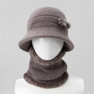 Detalle del conjunto de gorro y bufanda de punto rosa con forro polar y adorno floral