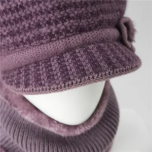 Vista detallada del set de gorro y bufanda de punto violeta con flor y forro de vellón