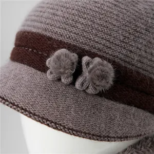 Gorro de invierno de punto para mujeres mayores con forro polar y flores