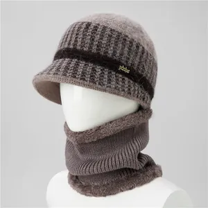 Detalle del cálido gorro de invierno con textura de pelo de conejo y bufanda a juego