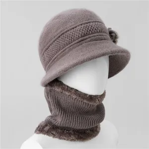 Detalle de gorro de punto cálido y bufanda con adorno de flores para mujeres mayores