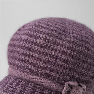 Primer plano de gorro de punto morado con forro térmico grueso y detalle de lazo
