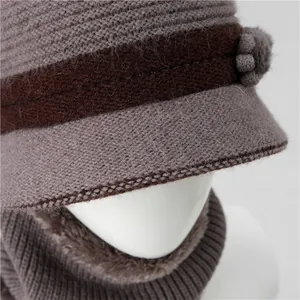 Detalle de conjunto de gorro y bufanda de punto con adorno floral y forro polar grueso
