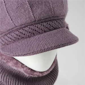 Dettaglio del set cappello in maglia viola da donna e scaldacollo foderato in pile