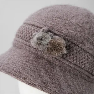 Detalle de primer plano de gorro de punto con pompones y textura de invierno