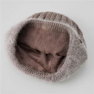 Detalle del forro polar grueso y la textura de punto marrón suave para invierno