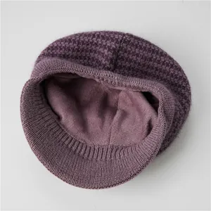 Detalle de gorro de punto morado con estampado de pata de gallo y forro polar suave