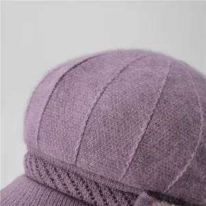 Dettaglio del cappello invernale viola in maglia con trama soffice e tesa protettiva