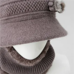 Detalle del tejido de punto y cuello de pelo del conjunto de gorro y bufanda para mujer