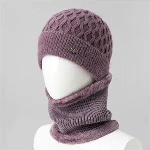 Detalle de gorro de punto violeta y bufanda con forro de piel sintética suave