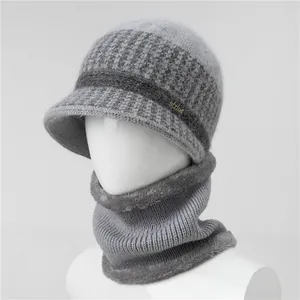 Detalle del conjunto de gorro y bufanda de punto gris con forro polar y estampado de pata de gallo