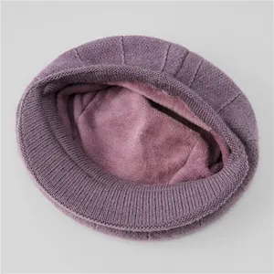 Primo piano della calda fodera in pile viola e della maglia a coste del cappello invernale