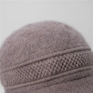Gorro de invierno para mujer en violeta claro con cálida mezcla de pelo de conejo