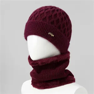 Detalle del gorro de invierno de punto trenzado burdeos con forro polar y set de bufanda