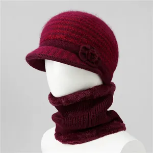 Primer plano del conjunto de gorro de punto y bufanda rojo vino con adornos florales