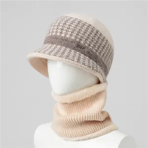 Detalle del conjunto de gorro de invierno con forro polar y estampado de pata de gallo