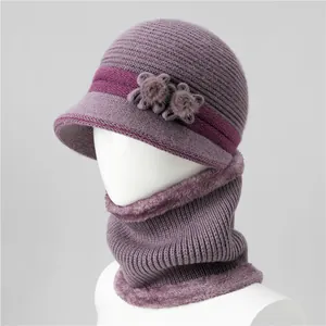 Textura de punto detallada del conjunto de gorro de invierno morado y bufanda de flores