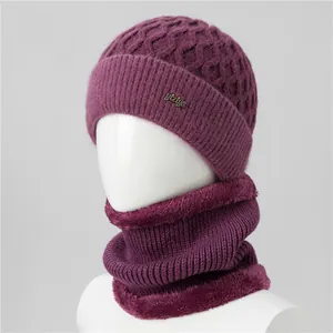 Detalle del tejido de punto trenzado morado y forro de felpa blanca del conjunto de invierno