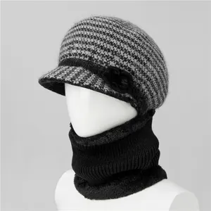 Detalle del gorro de punto con adorno de flor y calentador de cuello con forro de pelo