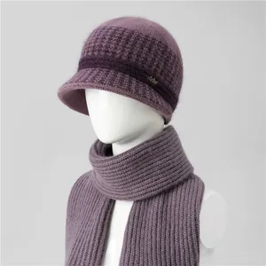 Detalle de conjunto de gorro y bufanda de punto morado para mujeres mayores con logo metálico