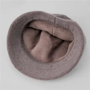 Detalle del forro grueso de lana sintética dentro del gorro de punto cálido para invierno