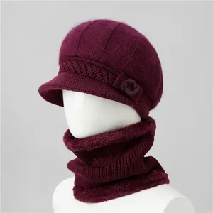 Dettaglio del set cappello e scaldacollo in maglia con fodera in peluche bordeaux