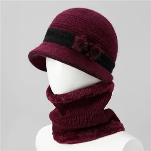 Detalle del tejido de punto del gorro de invierno granate con forro polar y braga