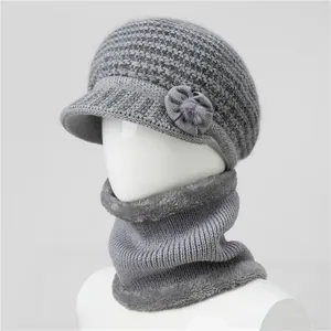Detalle de conjunto de gorro y bufanda de punto gris con forro polar suave