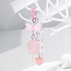 Rosa Lollipop-Acryl-Handykette mit Herz- und Schleifenanhängern an weißem Ständer