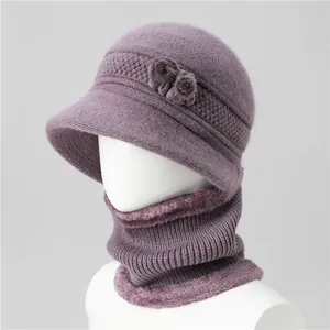 Detalle de conjunto de gorro y bufanda de punto violeta con forro polar grueso